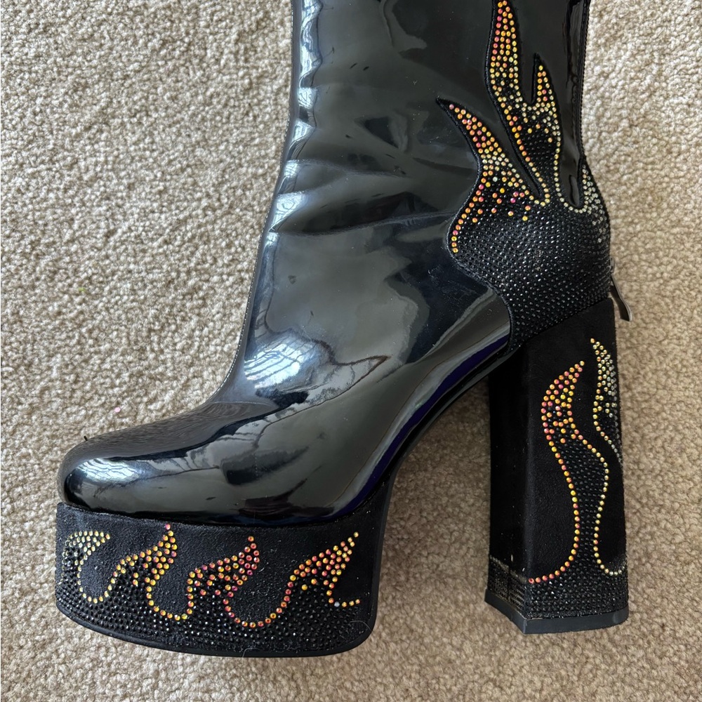 AKIRA Black Platform Boots with Multicolor Flame Design - Picture 2 of 8